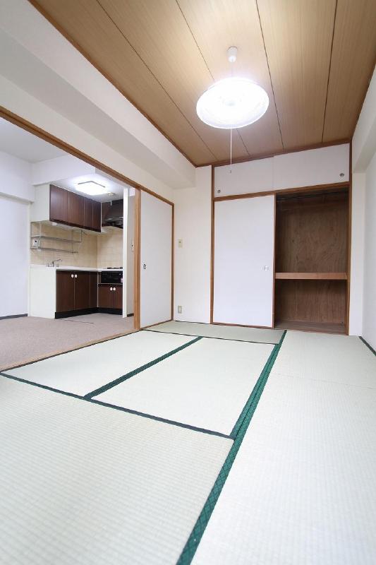 Other room space. Tatami also new, This is a good smell