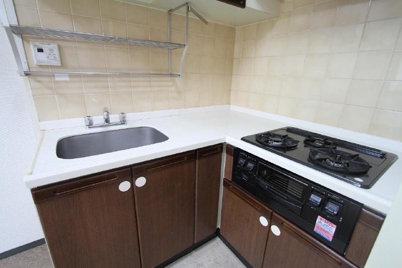 Kitchen. 3-neck system L-shaped kitchen with a nice easy-to-use grill