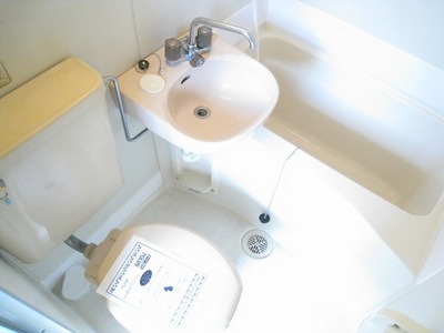 Bath. Cleaning a breeze in the three-point unit bus