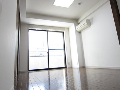 Living and room. Bright Western-style facing the balcony