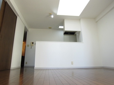 Kitchen. Lighting from the ceiling!