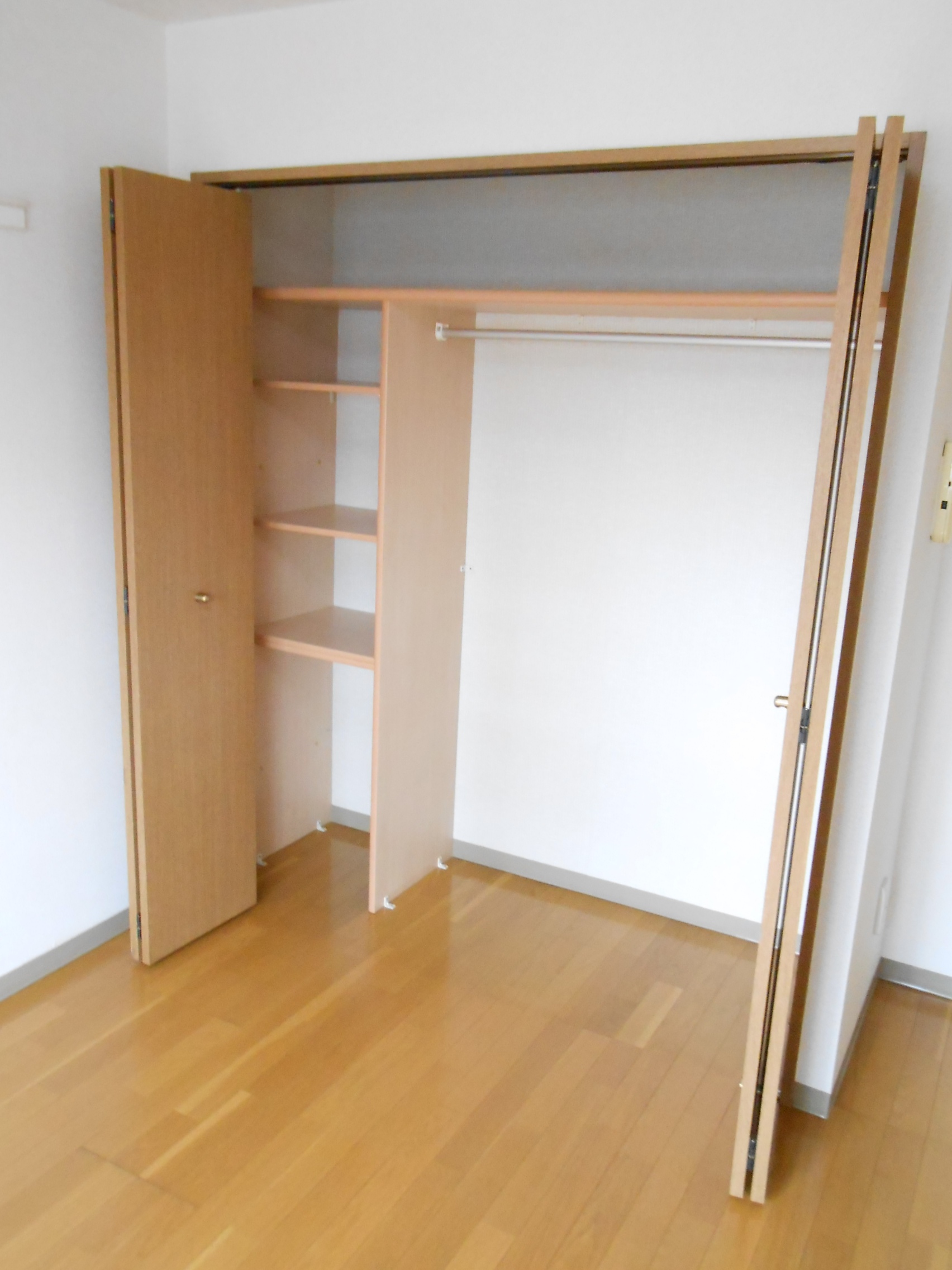 Receipt. Can be stored with this, if the size of pat