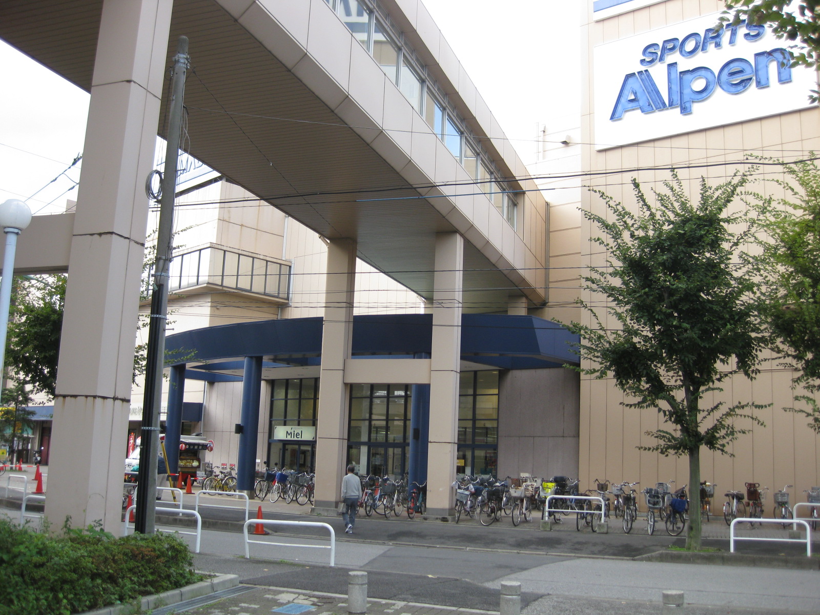 Shopping centre. Miel Kawaguchi until the (shopping center) 800m