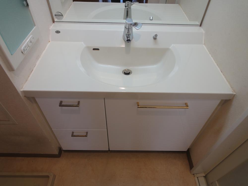 Wash basin, toilet