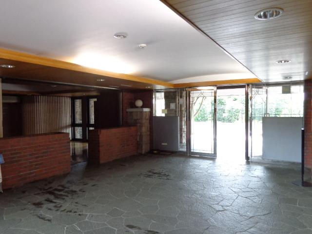 Entrance. Common areas