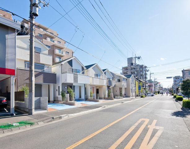 Local photos, including front road. Local (11 May 2013) Shooting