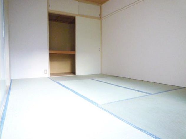 Living and room. Separate reference is a picture