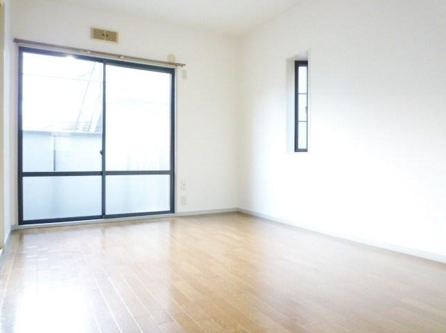 Living and room. Separate reference is a picture