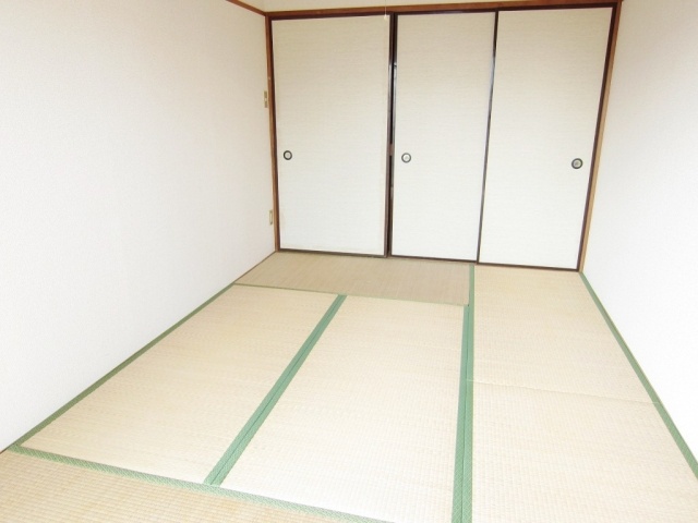 Living and room. Separate reference is a picture