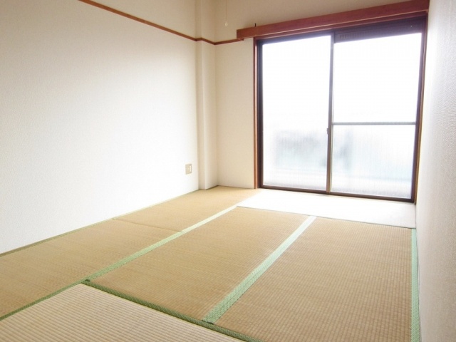 Living and room. Separate reference is a picture