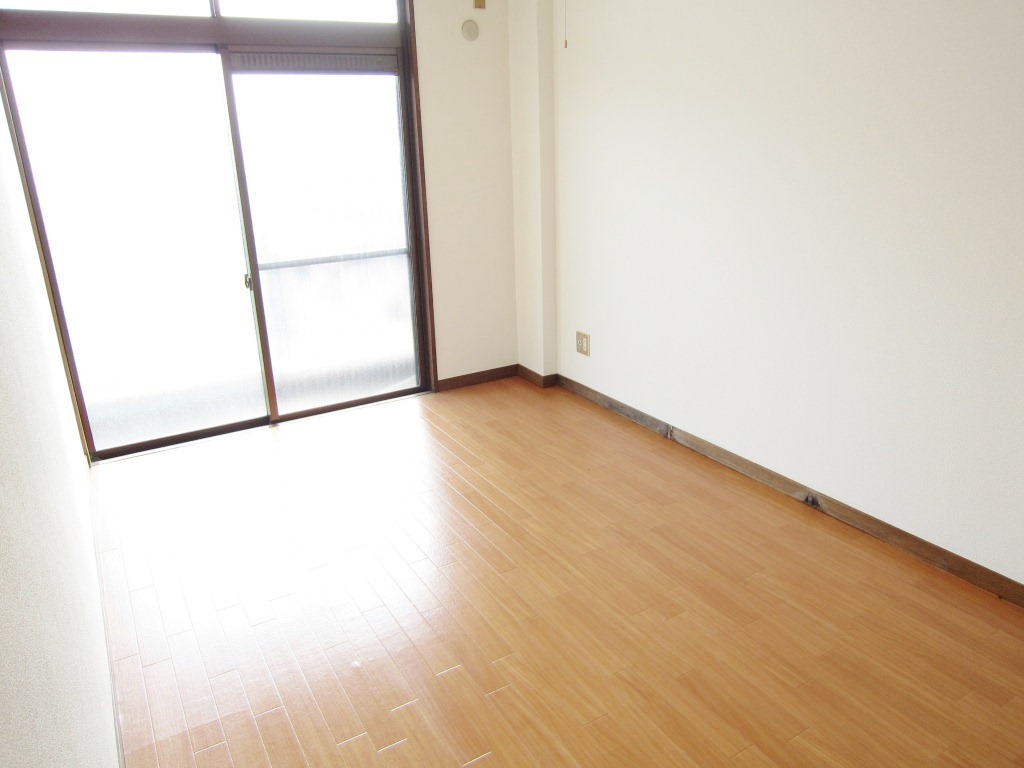 Living and room. Separate reference is a picture