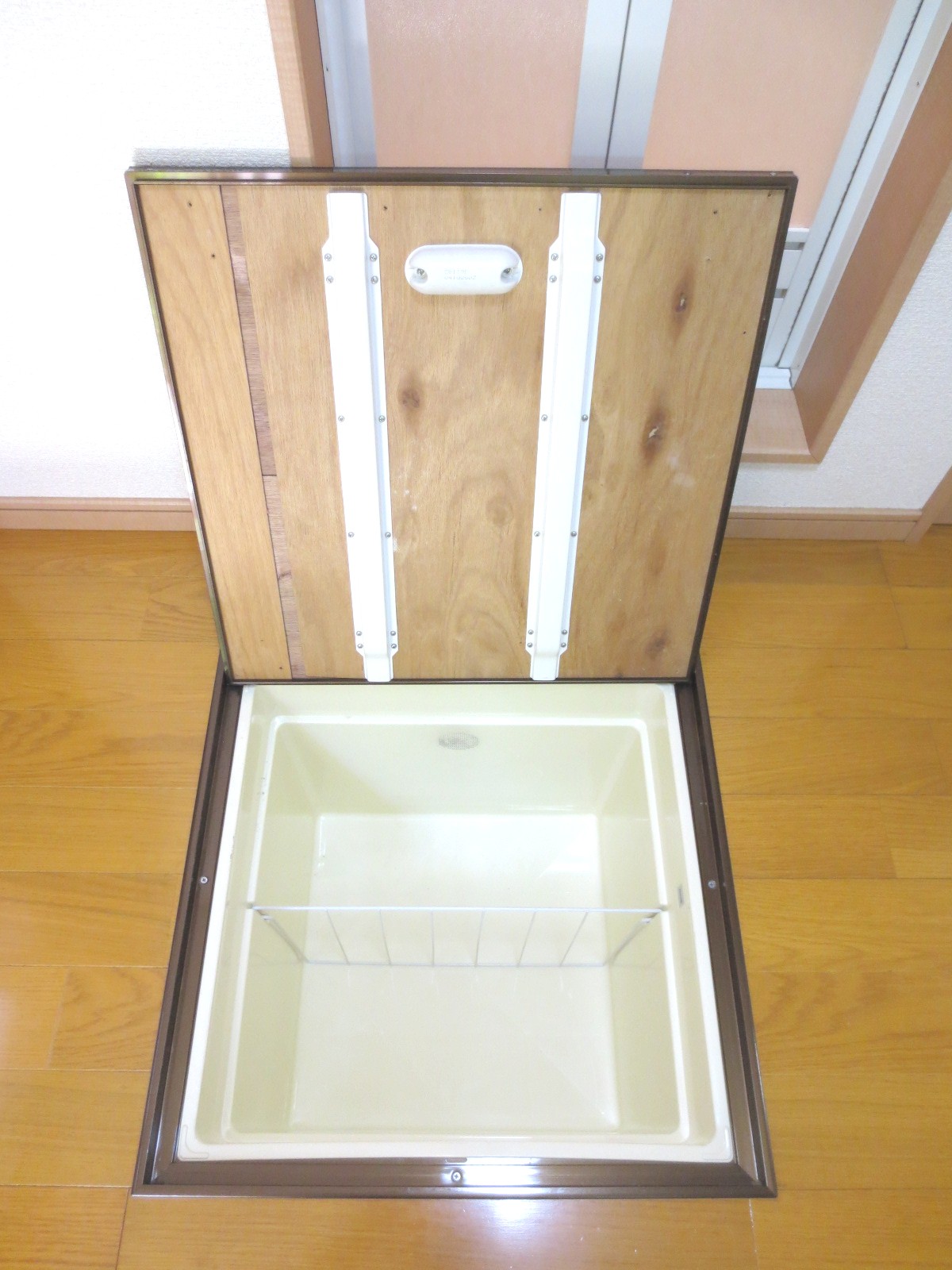 Receipt. This is me under the floor storage! Came from the home food is here! ?