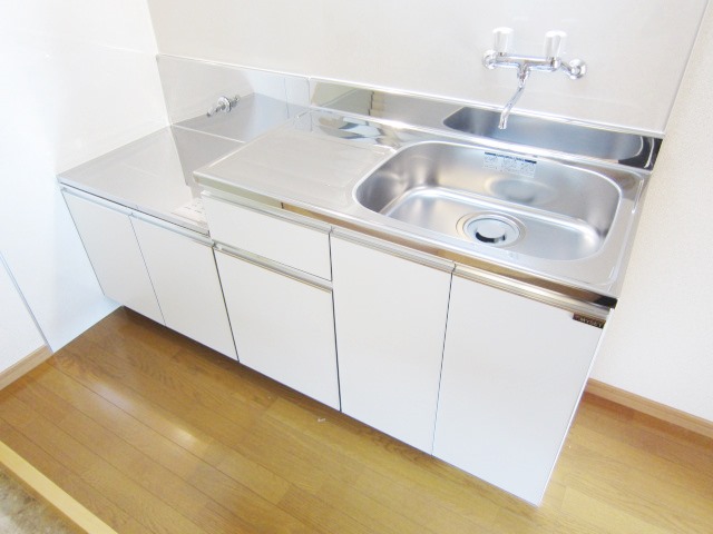 Kitchen. Cuisine is a convenient 2 lot gas stoves installed Allowed