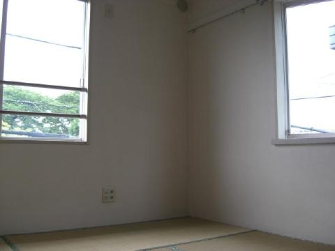 Living and room. Airy is a good room in the corner room two sides lighting.