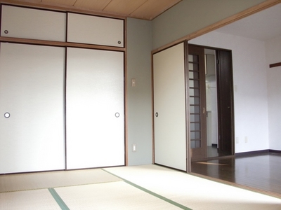 Living and room. A feeling of opening by a sliding door