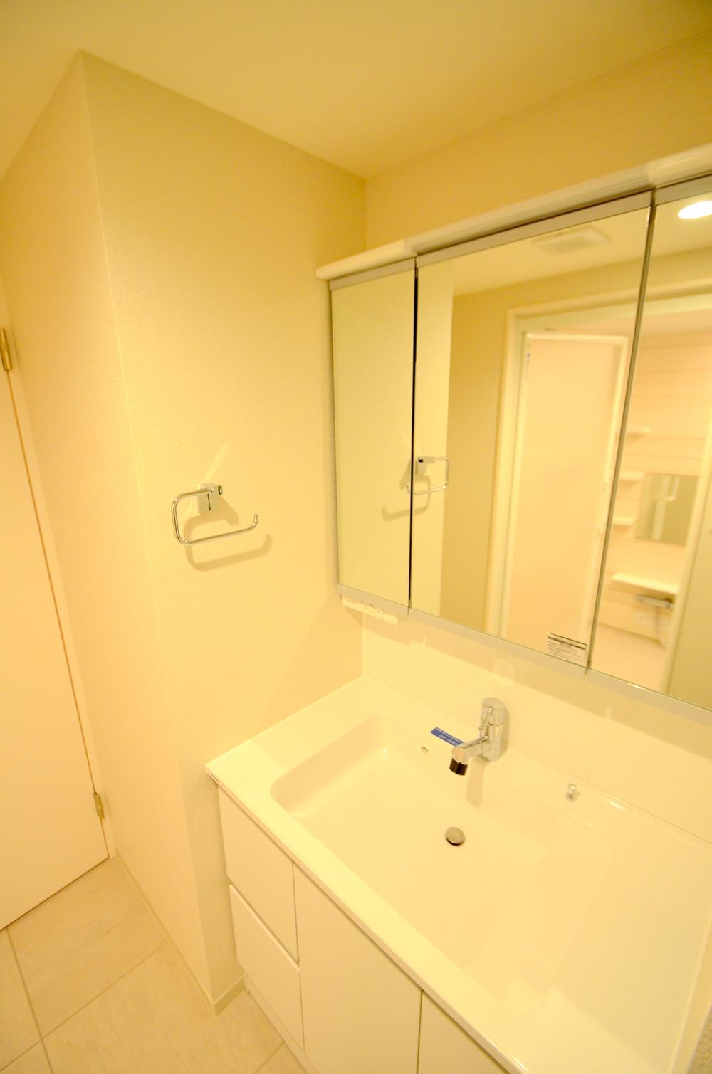 Wash basin, toilet. Interior