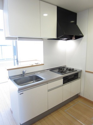 Kitchen. It is a 3-neck system kitchen with a fish grill