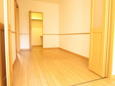 Living and room. Since there is no extra ledge at 5 Pledge, You can use a wide room