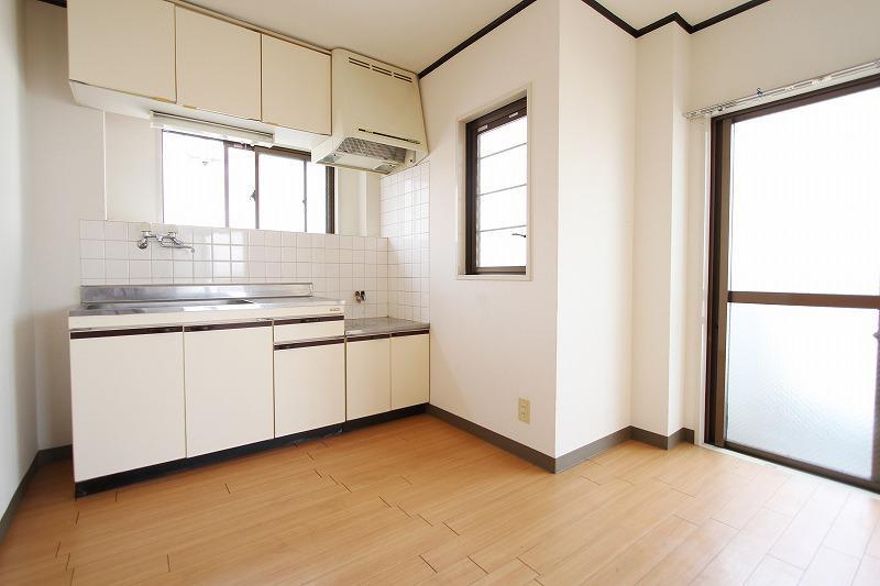 Other room space. Many window, A bright room to enter may be positive