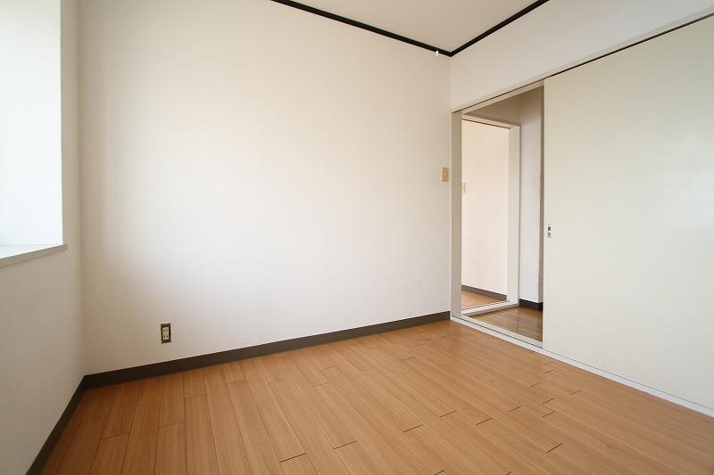 Other room space. Western-style can also be used in the bedroom Clean floor panel