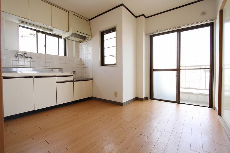 Living and room. Nice dining kitchen space in the wind street