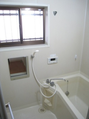 Bath. Good ventilation with windows