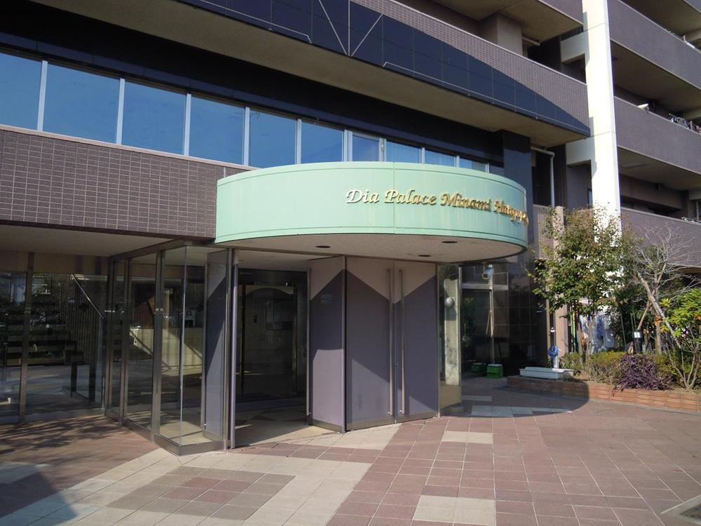 Entrance.  [Common areas] 2013 November shooting
