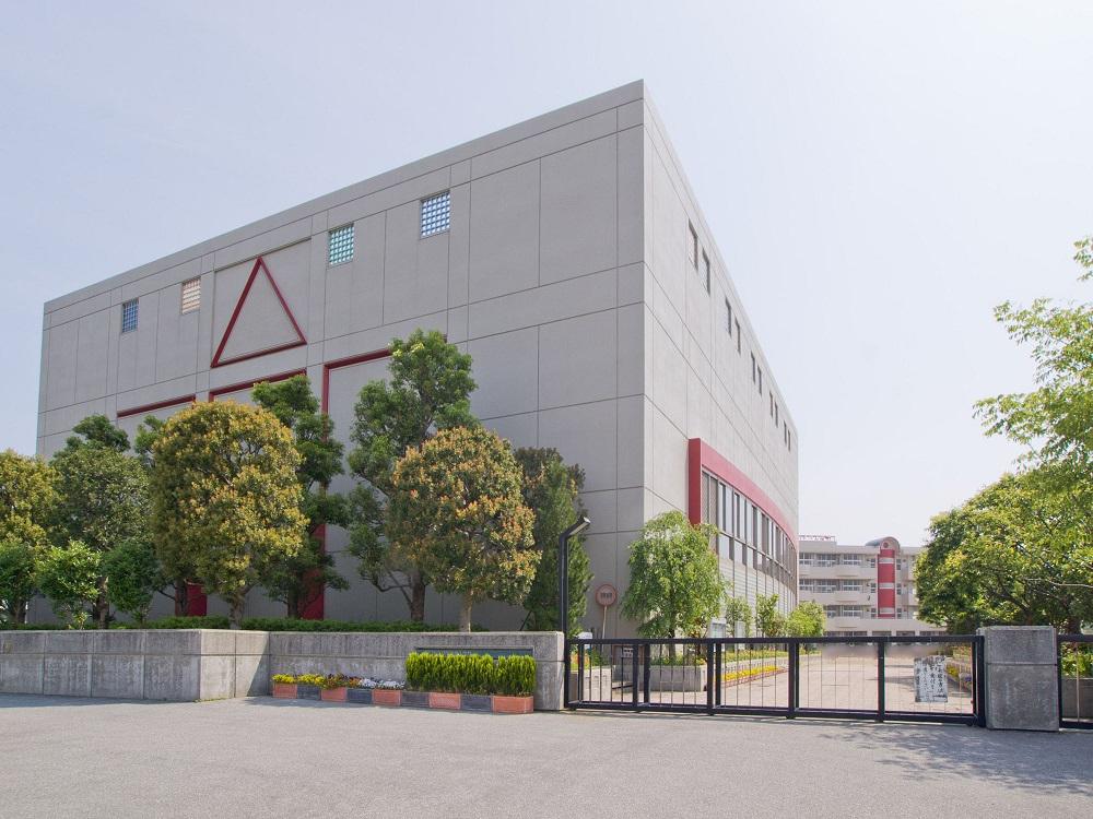 Primary school. 400m to Totsuka Ayase elementary school