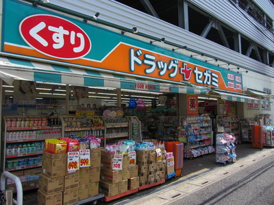 Dorakkusutoa. Segami 495m until (drugstore)