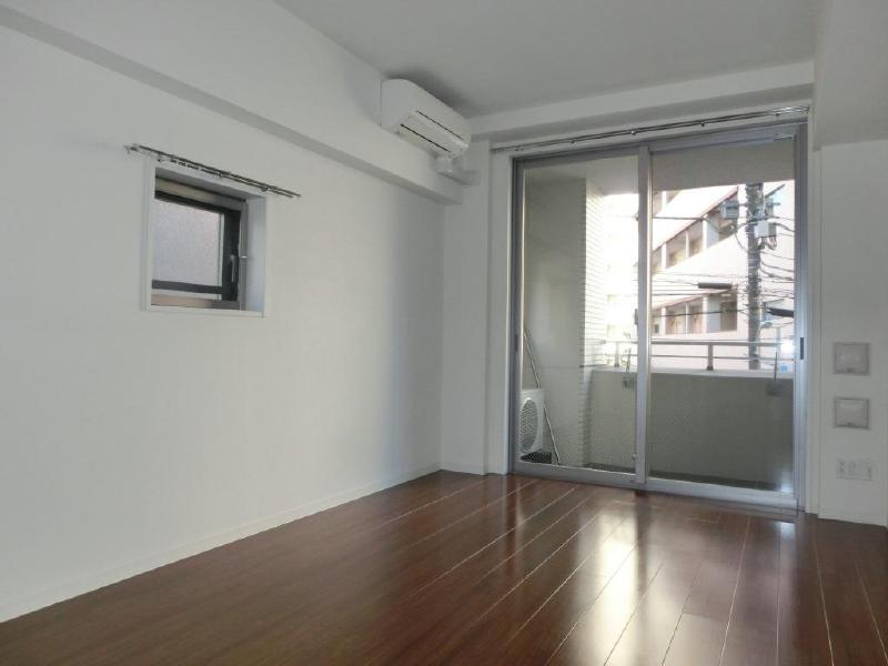 Living and room. Air-conditioned, Two-sided lighting is the room!