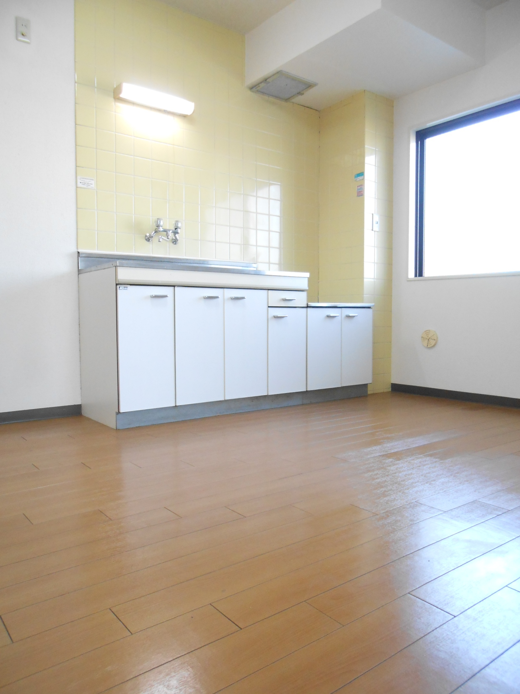 Kitchen. Bright dining!