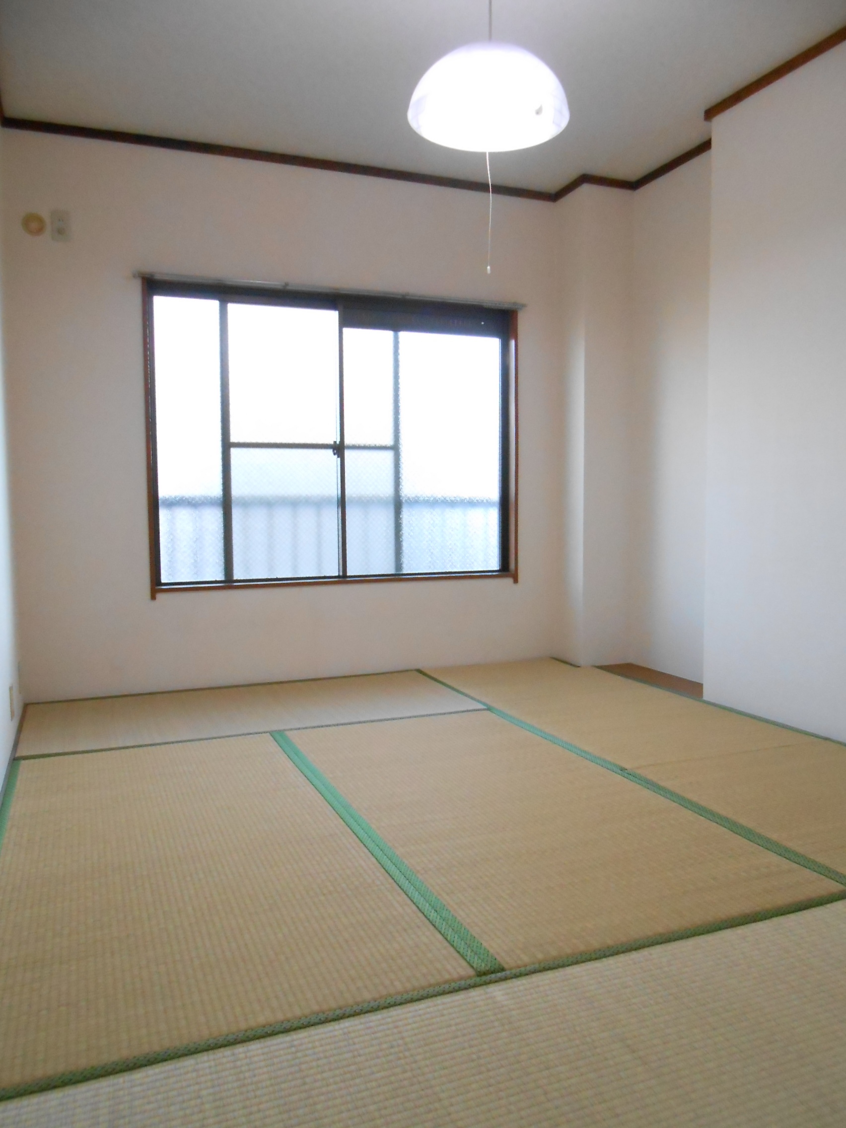 Living and room. It is a Japanese-style room settle