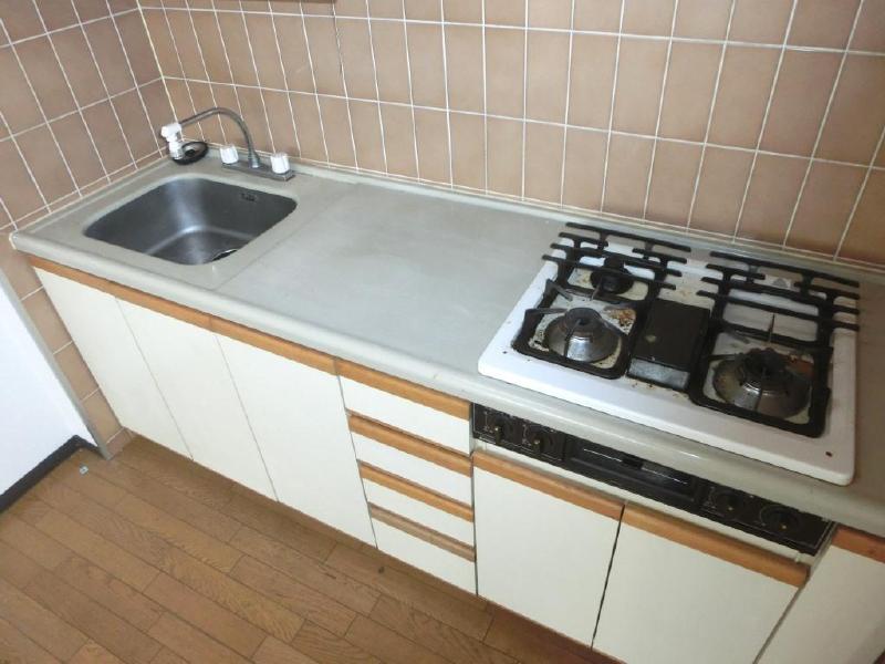 Kitchen. It is a 3-neck system kitchen with a grill