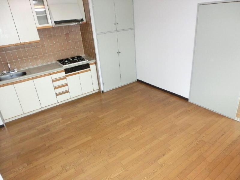 Living and room. 10 is a large living room of quires