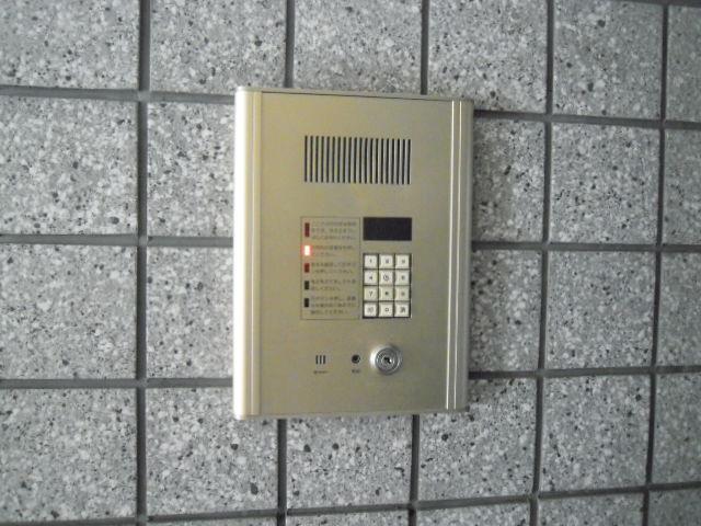 Other. Auto-lock equipped