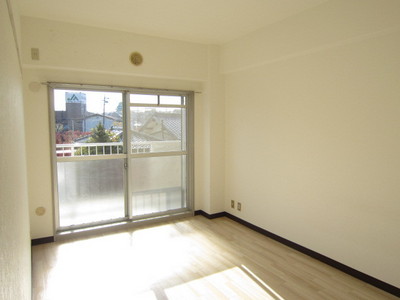 Living and room. It can also be used by connecting to the dining