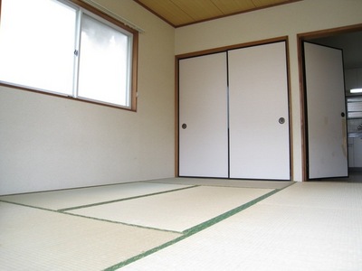 Living and room. There is a corner room window! Sunny