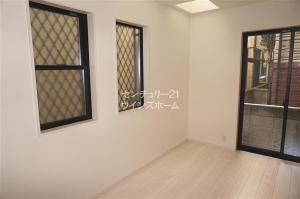 Other introspection. Room with the upper top light. 