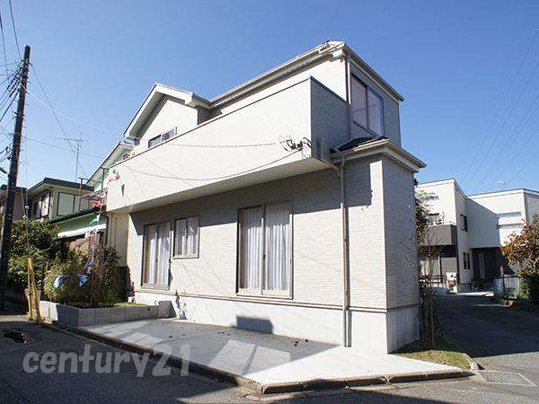 Local appearance photo. Bright house wrapped in plenty of sunlight