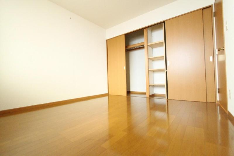 Other room space. Storage also enhance ・ Closet and the closet ・ With every other small items