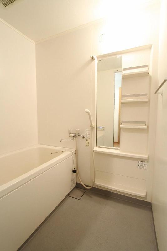 Bath. Reheating ・ Hot water beam touch spacious bathroom