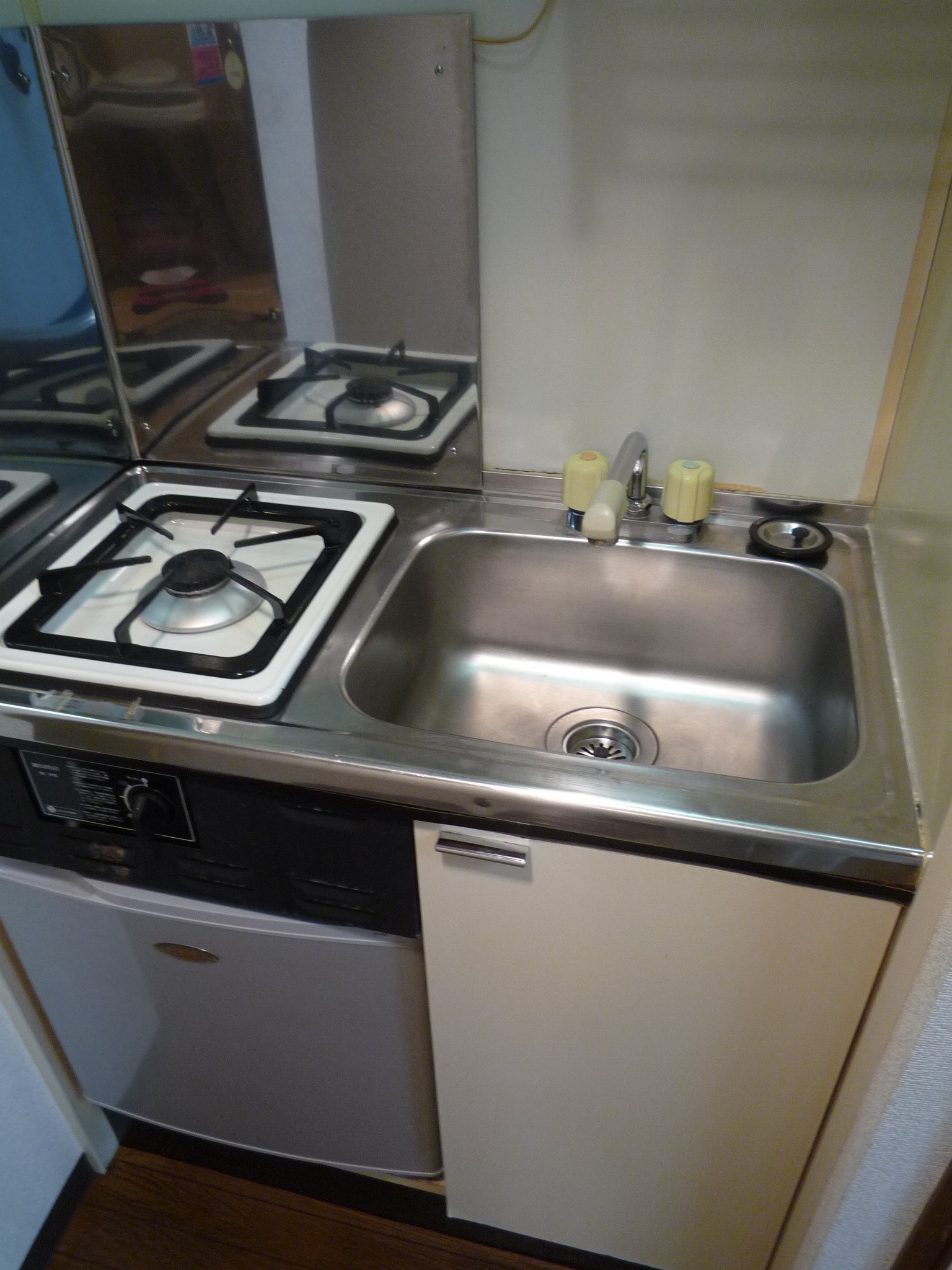 Kitchen. With gas range 1-neck