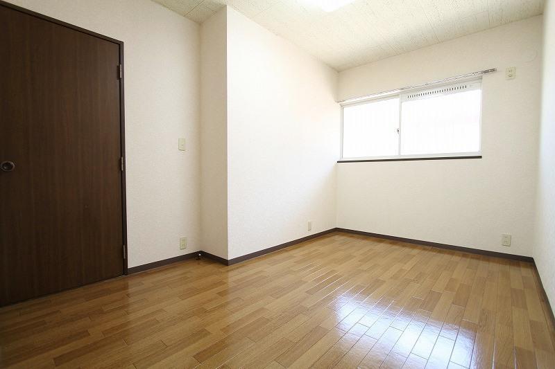 Other room space. Entrance side of the room to the air conditioning can be installed also