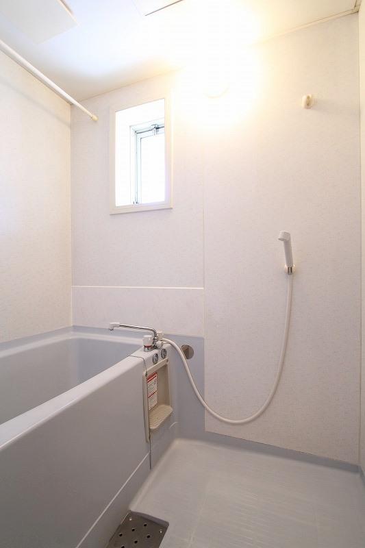 Bath. Reheating possible bathroom Small window There is also ventilation good