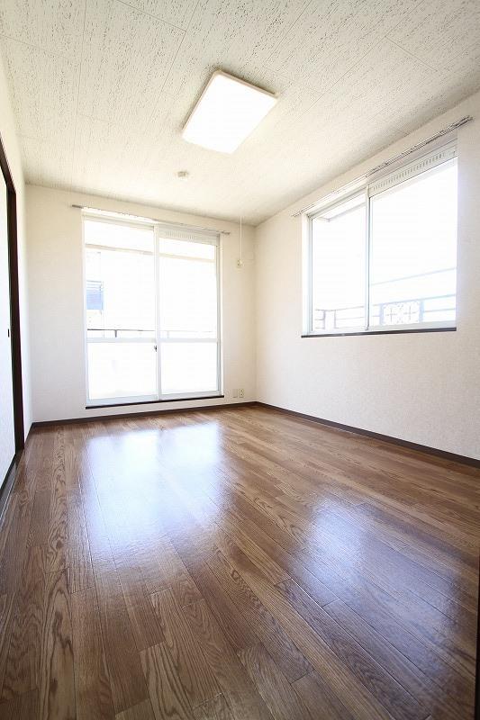 Living and room. Spacious Western-style Available as 2LDK by connecting to the dining