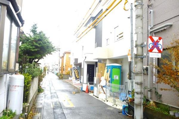 Local photos, including front road. Local (11 May 2013) Shooting