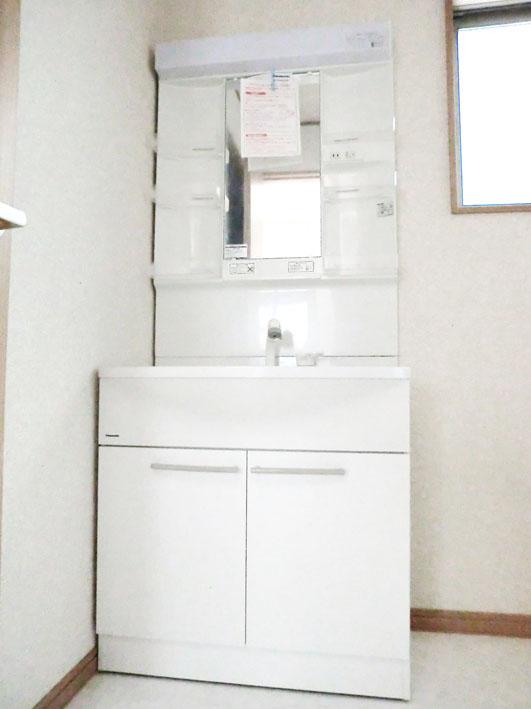 Wash basin, toilet. Building 3 Local (10 May 2013) is a wash basin with shooting a busy morning to be convenient shower! 