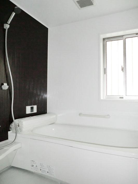 Bathroom. Building 3 Local (10 May 2013) full of spacious size can enjoy shooting family bath, Of course with bathroom dryer! 