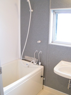 Bath. Breathability with a window ◎