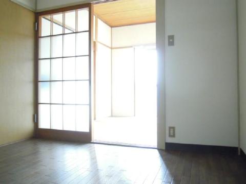 Other room space. It is a bright room on the south-facing.